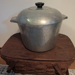Wagner Ware Sidney O. Magnalite  4738p heavy-duty Aluminum Cooking Pot with Lid